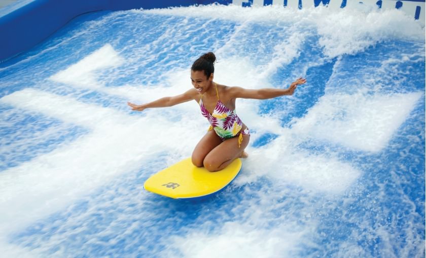 Flowrider op Independence of the Seas surfsimulator