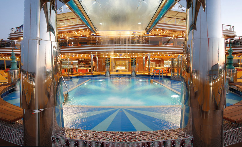 Luxe zwembad van cruise Costa Diadema