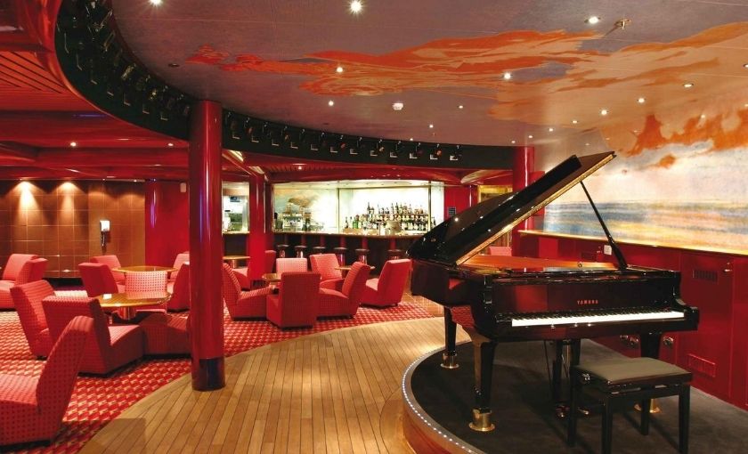 Costa Fortuna bar met piano