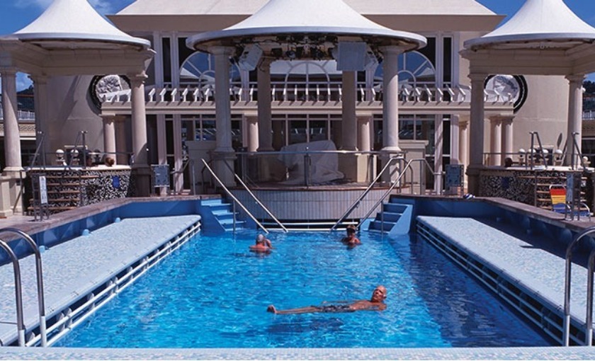 Een tivoli thema zwembad op de norwegian Spirit