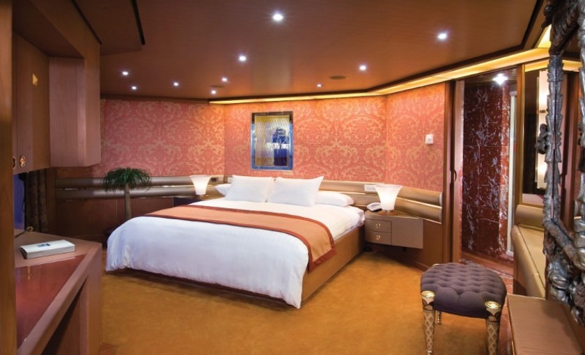 De slaapkamer van de pinnacle suite op de Noordam van Holland America Line