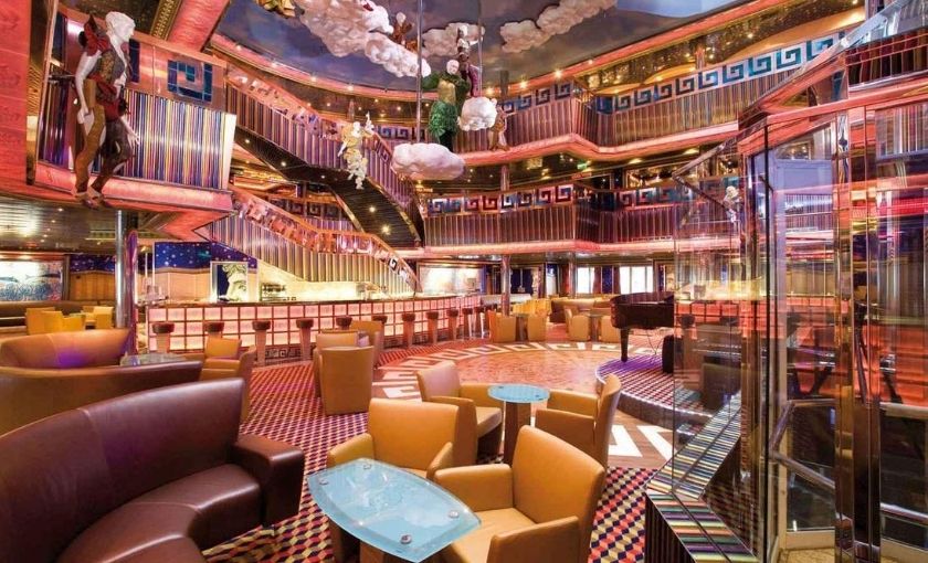 Bar en dansvloer Costa Serena