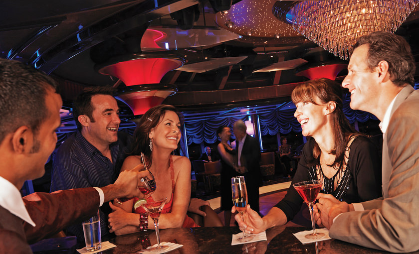 Hemisphere bar met dansvloer op de Queen Victoria