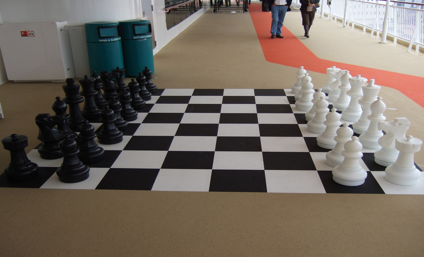 Een groot schaakspel op de Norwegian Gem van NCL