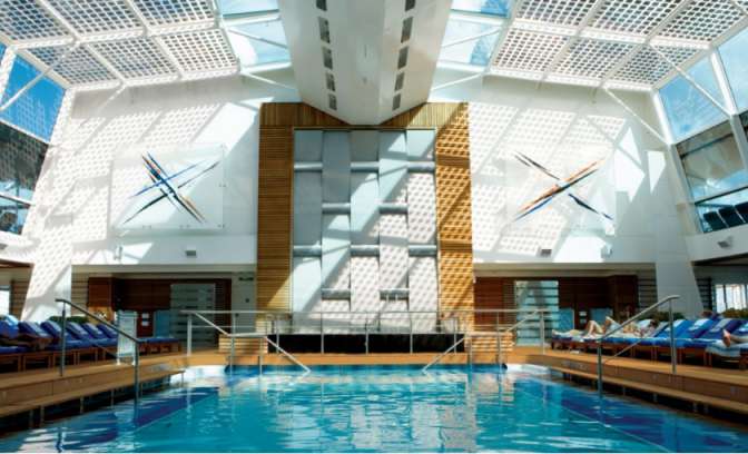 Een solarium op de Celebrity Equinox