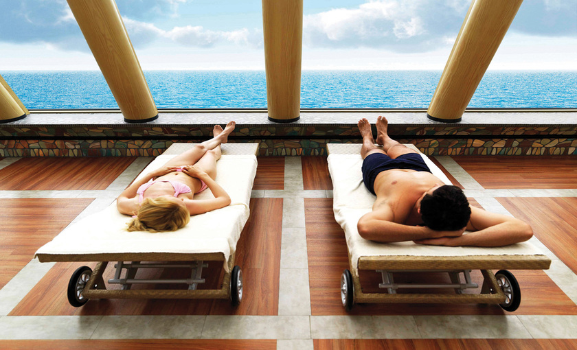 Stelletje zonnen op een ligbed op de Costa Deliziosa