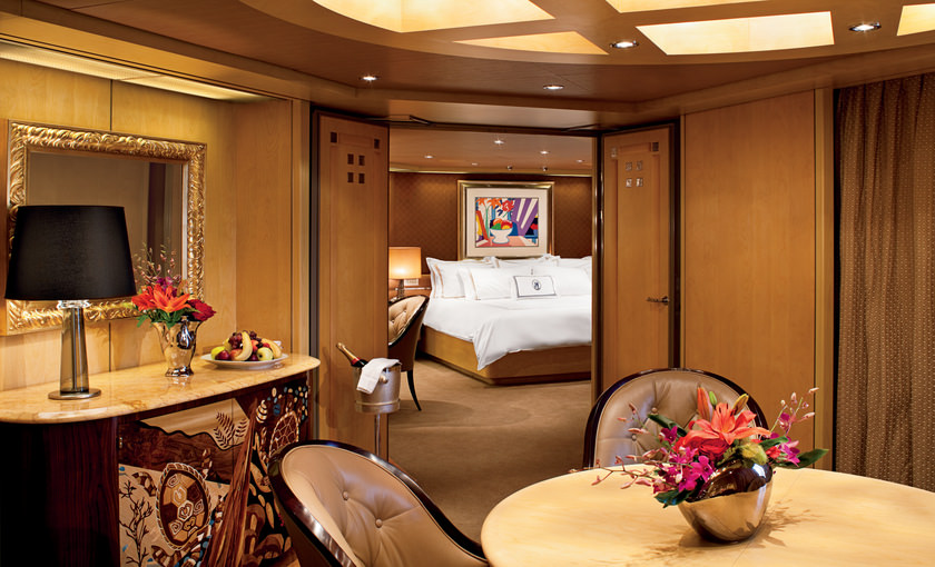 De slaapkamer van de pinnacle suite op de Nieuw Amsterdam van Holland America Line