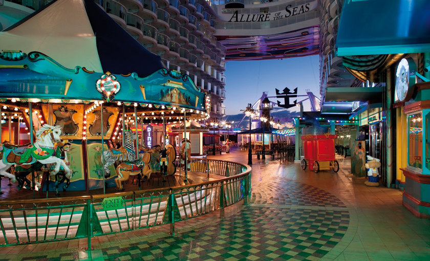 De boardwalk op de Allure of the Seas van Royal Caribbean