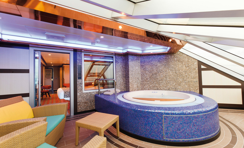 Een whirlpool op een balkon van een suite op de Costa Favolosa
