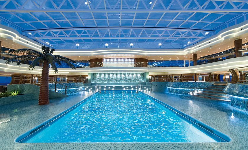 Een binnenzwembad op de MSC Preziosa