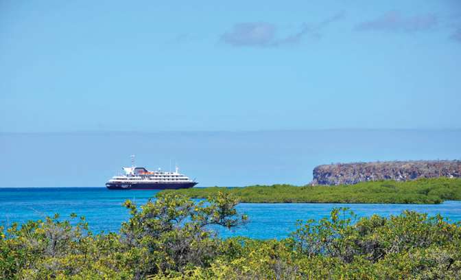 Cruiseschip Silversea Galapagos op zee 