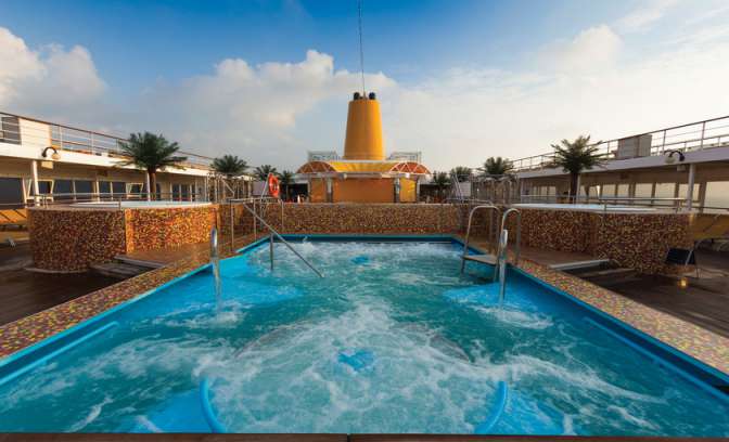 Zwembad op dek van neoRiviera 