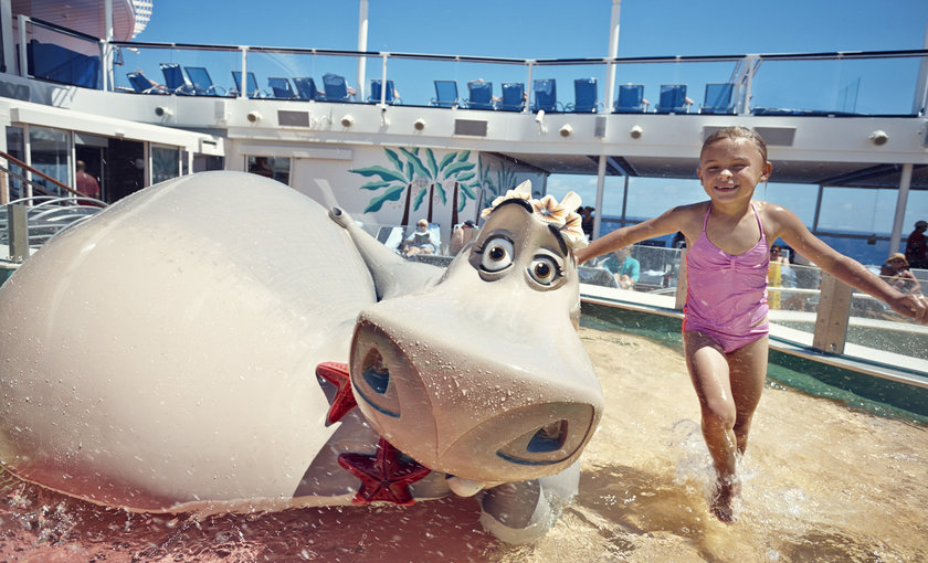 Een sfeerfoto van het zwembad op de Harmony of the Seas