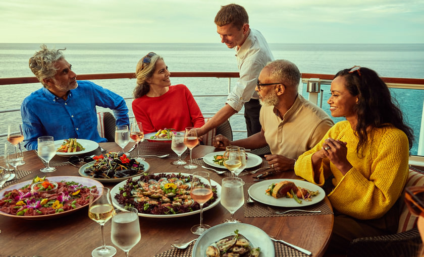 the colonade buiten lunchen of dineren aan boord van Seabourn Ovation