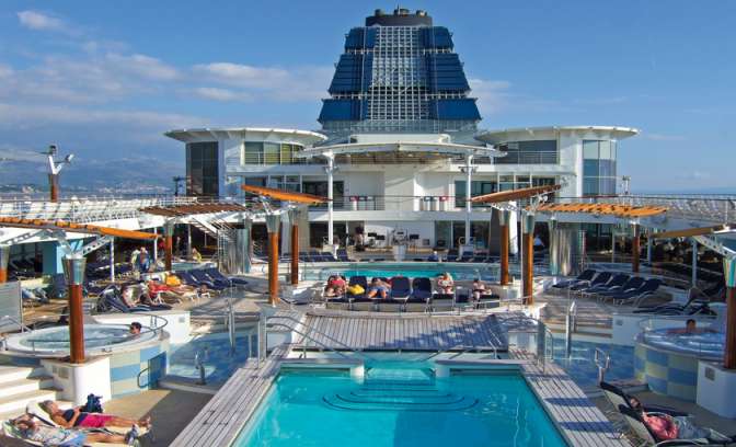 Zwembad op het dek van cruise Summit van rederij Celebrity