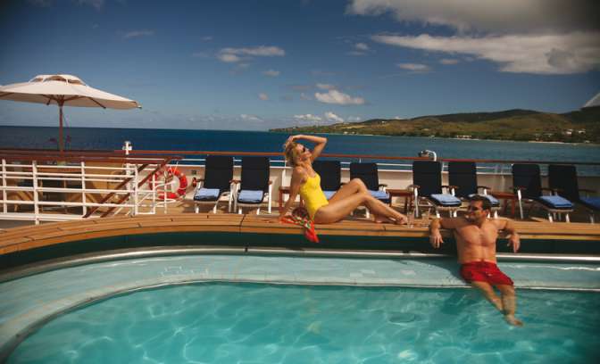 pooldeck aan boord Seadream yachtclub