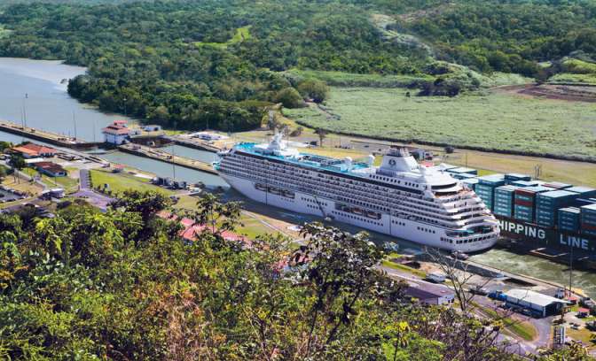 Crystal Serenity in het panama kanaal